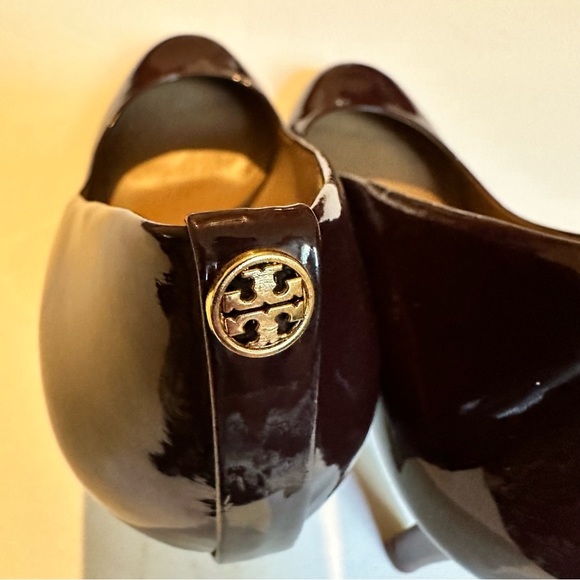 Authentic Tory Burch Burgundy Maroon Patent Pumps Gold Accents Women's Size 8 - Picture 8 of 10